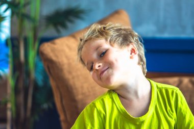 Yaramaz, sevimli, sarışın, mavi gözlü, çilli suratlı, neşeli bir çocuk portresi. Komik fotoğraf, mutluluk yaşam tarzı. Kreş, basit mutluluklar mutlu çocukluk, davranış eğitimi psikolojisi