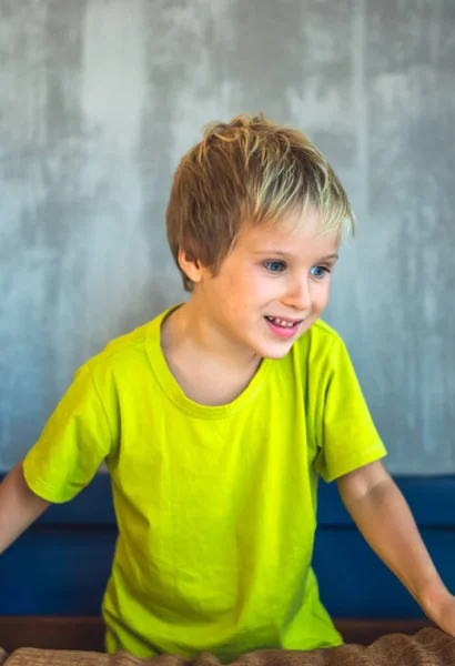 Portret psotny ładny blondyn niebieskooki chłopiec sprawia, że piegi twarz grać śmiejąc się w radosnym nastroju. Śmieszne zdjęcie, szczęśliwy styl życia. Przedszkole, proste radości szczęśliwe dzieciństwo, wychowanie psychologia — Zdjęcie stockowe