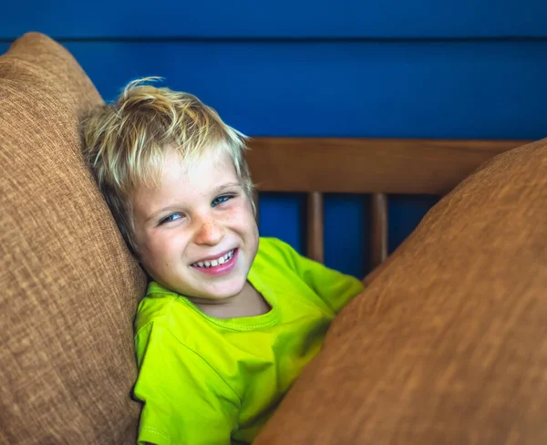 Retrato travesso bonito loiro azul olho menino fazendo sardas rosto jogar rindo no humor feliz. Foto engraçada, estilo de vida feliz. Creche, alegrias simples infância feliz, comportamento psicologia educação — Fotografia de Stock