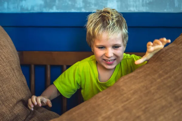 Portret ondeugend schattig blond blauw ogen jongen maken sproeten gezicht spelen lachen in een vrolijke stemming. Grappige foto, gelukslevensstijl. Dagopvang, eenvoudige vreugden gelukkige kindertijd, gedrag onderwijs psychologie — Stockfoto