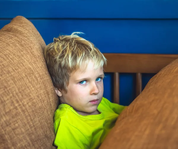 Portræt fornærmet ser sullen blå eyed dreng gør fregner ansigt i dårligt humør. Sjovt foto, kunstneriske følelser. Familieforhold, barndomsproblemer og adfærdsbegreb, uddannelsespsykologi - Stock-foto