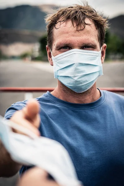 Close up serious Man Wearing blue Medical Mask memberikan isyarat untuk melihat ke kamera. Banyak negara merekomendasikan warga meliput wajah selama Coronavirus Pandemic Covid-19 dunia. Hentikan penyebaran virus. Kulit asli — Stok Foto