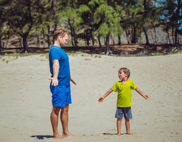 Olahraga untuk anak kecil. Ayah lucu anak berolahraga di pantai pasir dekat taman hutan, memiliki latihan bersama-sama di udara segar, latihan tangan teknik, ayah pengaruh pada anak dunia — Stok Foto