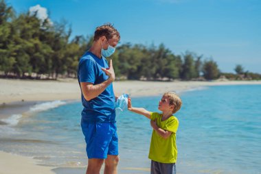 Normal gerçeklik COVID salgını. Baba oğlandan maske takmasını, Coronavirus 'u korumasını ister. Oğlu her yerde takmak istemez. Maskeden bıkar, deniz kıyısı orman parkı güneşinde yürür.