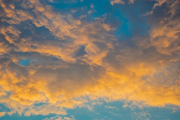 Konsep Celestial World. Kuning tua oranye ungu terang matahari terbenam langit cumulus awan. Warna alami latar belakang dari senja awan panorama. Ideal untuk desain wallpaper — Stok Foto