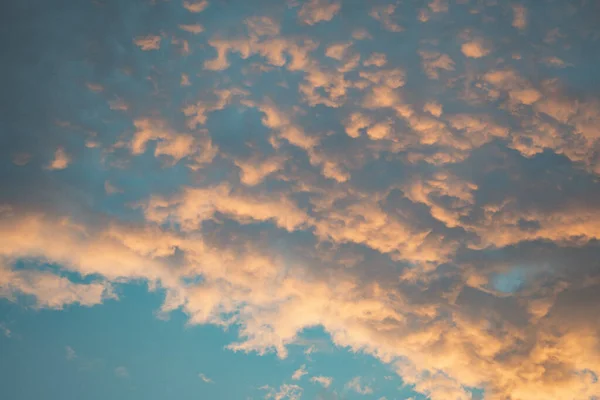 Konsep Celestial World. Biru tua, biru muda, matahari terbenam alami, awan cumulus langit. Warna alami latar belakang dari senja awan panorama. Ideal untuk desain wallpaper — Stok Foto