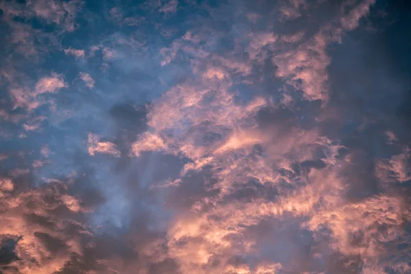 Konsep Celestial World. Biru tua, biru muda, matahari terbenam alami, awan cumulus langit. Warna alami latar belakang dari senja awan panorama. Ideal untuk desain wallpaper — Stok Foto
