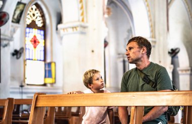 Hristiyan baba oğluna İncil 'de İsa' nın Kirk 'te oturmasıyla ilgili hikayeler anlatıyor. İnanç, din eğitimi, modern kilise, babalar günü, baba sorumlulukları, oğul dünya görüşünün oluşumu üzerindeki baba etkisi.