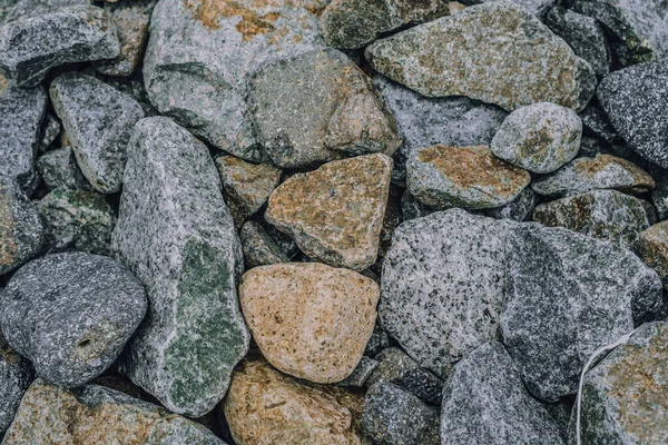 Kleine und große glatte runde Kieselsteine, meertrockene Steine, mehrfarbiger grauer Kies. Abstrakte Komposition Texturierter Hintergrund. Ideal für die Gestaltung von Webbannern — Stockfoto