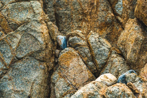 Close-up vista brilhante laranja vivo marrom amarelo pedra rocha penhasco rasgado rachaduras textura montanhas. Conceito de geologia, poder de beleza na natureza. Composição natural verão marco fundo design — Fotografia de Stock