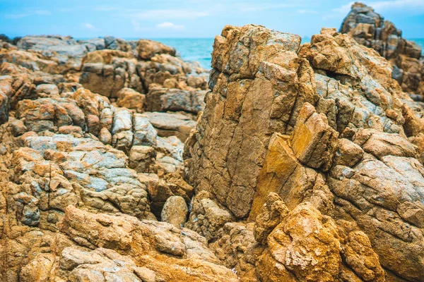 Close-up vista brilhante laranja vivo marrom amarelo pedra rocha penhasco rasgado rachaduras textura montanhas. Conceito de geologia, poder de beleza na natureza. Composição natural verão marco fundo design — Fotografia de Stock