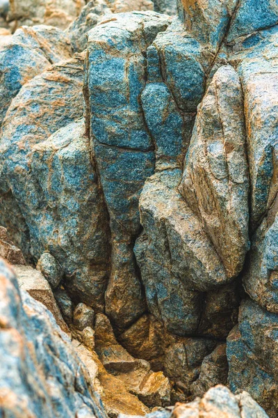 Van dichtbij bekijken heldere levendige oranje bruin gele steen rots shabby klif scheurt textuur bergen. Concept van geologie, schoonheid macht in de natuur. Natuurlijke zomersamenstelling oriëntatiepunt achtergrond ontwerp — Stockfoto