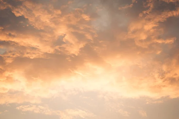 Konsep Celestial World. Warna oranye terang terang terang cerah matahari terbenam langit dengan awan. Warna alami latar belakang dari senja awan panorama. Ideal untuk desain wallpaper — Stok Foto