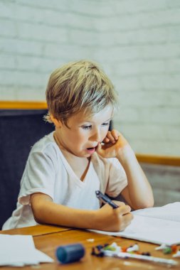 Anaokulu çocuğu haylaz komik bakışlar ağzı açık, çenesi parmaklı, kalem defteri çizimi, duygusal yüz ifadeleri. Evde eğitim, hayal gücünü geliştir