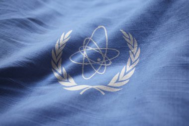 Fırfır yakalı Uluslararası Atom Enerjisi ajansı bayrak, IAEA bayrağı rüzgarda closeup