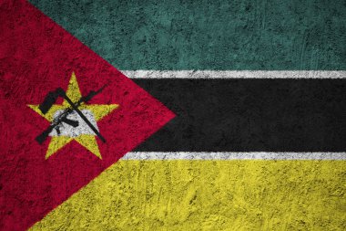 Mozambik bayrağına grunge beton duvar