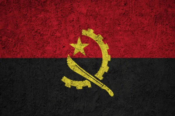 在粗糙的水泥墙上的安哥拉国旗 — 图库照片