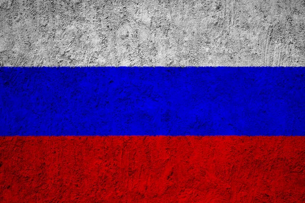 在粗糙的水泥墙上挂上俄罗斯国旗 — 图库照片