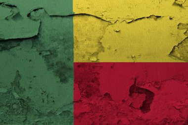 Kırık beton duvara boyalı Benin bayrağı