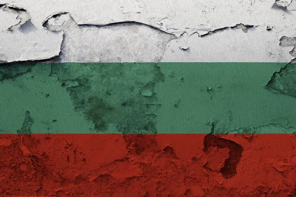 ひびの入ったコンクリートの壁に描かれたブルガリアの国旗 — ストック写真