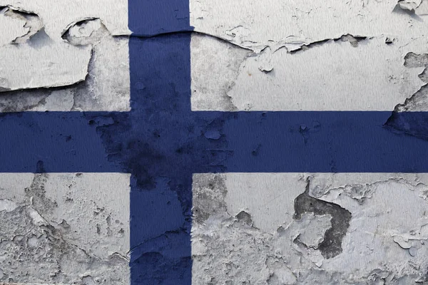 在破裂的水泥墙上画的芬兰国旗 — 图库照片