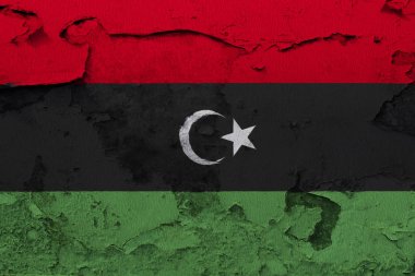 Kırık beton duvara boyalı Libya bayrağı
