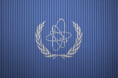 Beton duvara boyalı IAEA bayrağı