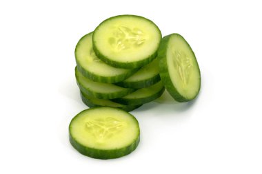 Beyaz arka planda taze salatalık yakın plan.