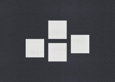 Gri desenli kağıt arkaplanda boş beyaz kartvizit düzenleme yığınları.