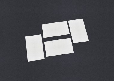 Gri desenli kağıt arkaplanda boş beyaz kartvizit düzenleme yığınları.