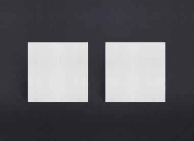 Gri desenli kağıt arkaplanda boş beyaz kartvizit düzenleme yığınları.