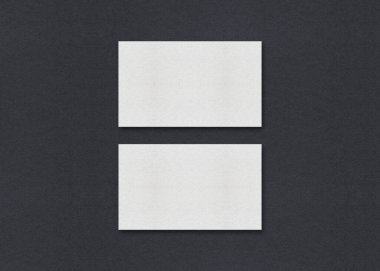 Gri desenli kağıt arkaplanda boş beyaz kartvizit düzenleme yığınları.