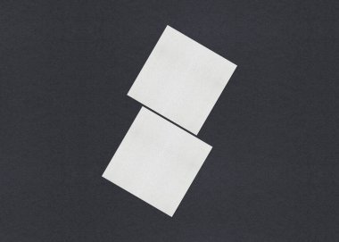 Gri desenli kağıt arkaplanda boş beyaz kartvizit düzenleme yığınları.