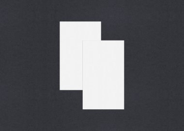 Gri desenli kağıt arkaplanda boş beyaz kartvizit düzenleme yığınları.