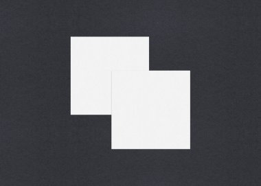 Gri desenli kağıt arkaplanda boş beyaz kartvizit düzenleme yığınları.