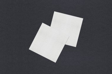 Gri desenli kağıt arkaplanda boş beyaz kartvizit düzenleme yığınları.