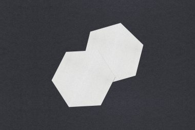 Gri desenli kağıt arkaplanda boş beyaz kartvizit düzenleme yığınları.