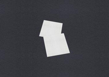 Gri desenli kağıt arkaplanda boş beyaz kartvizit düzenleme yığınları.