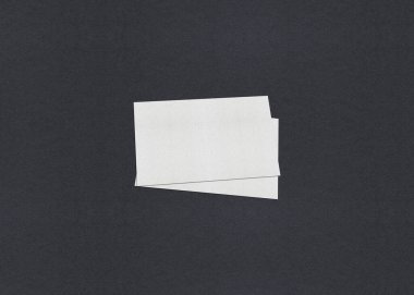 Gri desenli kağıt arkaplanda boş beyaz kartvizit düzenleme yığınları.