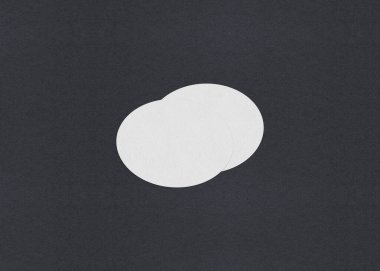 Gri desenli kağıt arkaplanda boş beyaz kartvizit düzenleme yığınları.