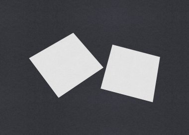 Gri desenli kağıt arkaplanda boş beyaz kartvizit düzenleme yığınları.