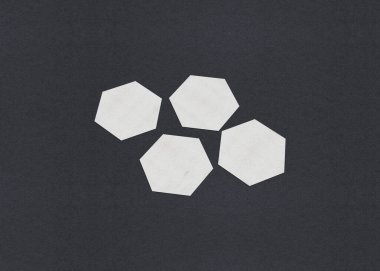 Gri desenli kağıt arkaplanda boş beyaz kartvizit düzenleme yığınları.