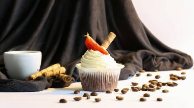 Kremalı doğal çikolatalı kek, çilekle süslenmiş, kahveyle tatlandırılmış.