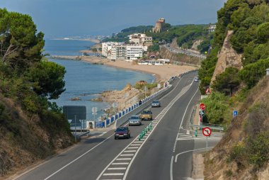 Deniz kıyısı boyunca Barcelona 'ya giden manzaralı yol.