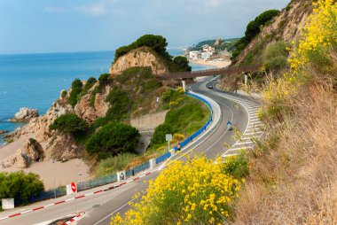 Deniz kıyısı boyunca Barcelona 'ya giden manzaralı yol.