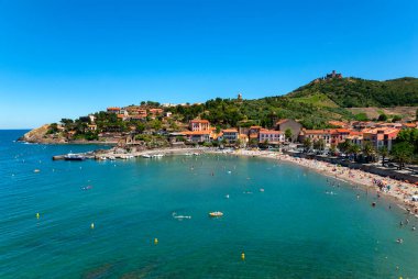 Fransa kıyısındaki küçük ortaçağ kasabası