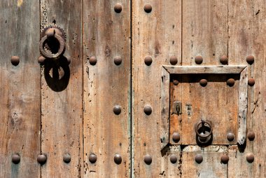  İspanya 'nın ortaçağ Pubol köyünde kapı duvarı