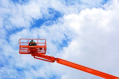 Uzman bir asansörde çalışıyor.