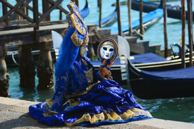 Venedik karnavalında parlak ve güzel kostümler ve maskeler