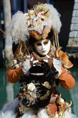 Venedik karnavalında parlak ve güzel kostümler ve maskeler